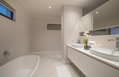 Steenberg Estate House | Modern luxury 6 bedroom home in Constantia