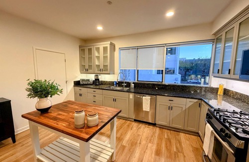 Emeryville Condo | Modern Luxury Loft: Dual Master Suites & Fiber WiFi