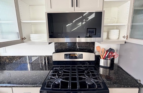 Emeryville Condo | Modern Luxury Loft: Dual Master Suites & Fiber WiFi