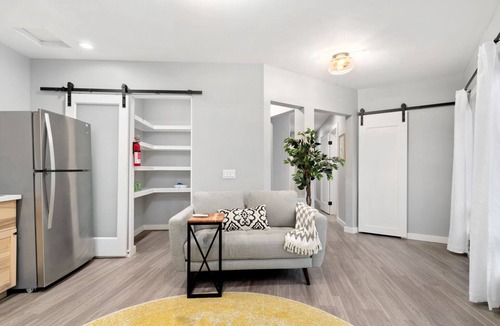North Oak Park Apartment | Modern Luxury - Private Entrance and Fully Loaded