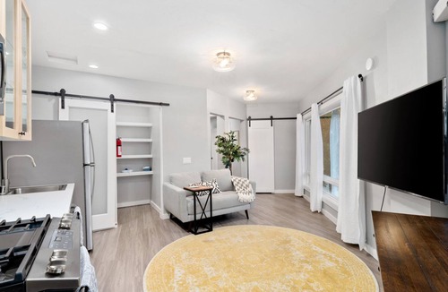 North Oak Park Apartment | Modern Luxury - Private Entrance and Fully Loaded