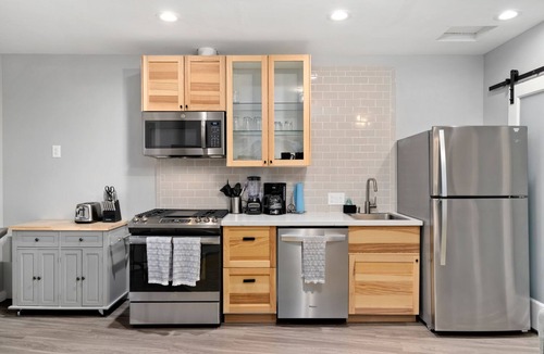 North Oak Park Apartment | Modern Luxury - Private Entrance and Fully Loaded