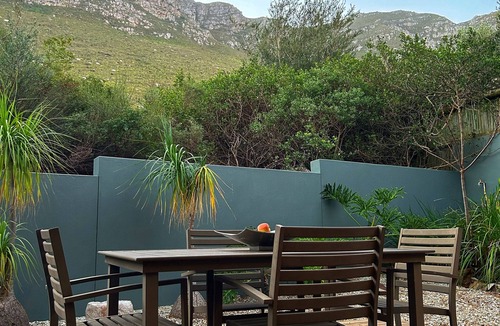 Hermanus Heights Villa | Modern luxury villa in a safe sought after area. Stunning sea/Mountain View’s!