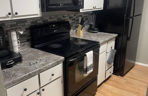 South Natomas Condo | Modern Natomas Gem: Sleeps 5 with access to Gym/Pool.