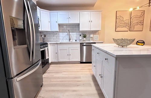 South Natomas House | Modern newly renovated 3-bedroom duplex in welcoming Sacramento with Wi-Fi, AC