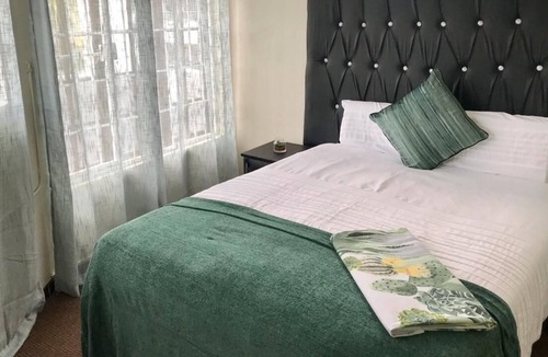Greater Johannesburg Metropolitan Area House | Modern One Bedroom Apartment in Heart of Sandton! Shosha Properties