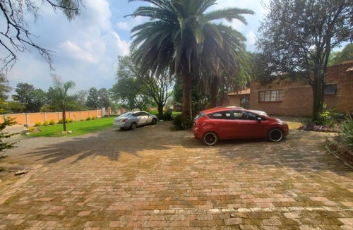 Greater Johannesburg Metropolitan Area Apartment | Modern One-Bedroom Retreat in Midrand