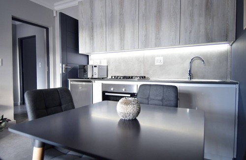Pringle Bay Apartment | Modern one bedroom ground floor apartment close to the beach