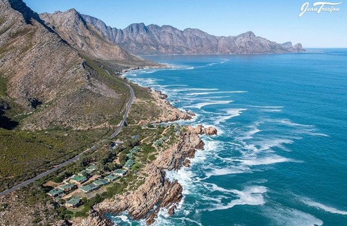 Pringle Bay Apartment | Modern one bedroom ground floor apartment close to the beach
