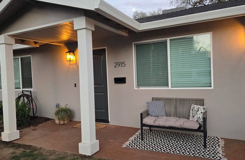 North Oak Park House | Modern Pet friendly 2-bedroom house with AC in vibrant North Oak Park