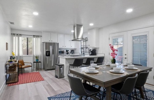 Citrus Heights House | Modern Remodeled Home * King Beds * 70" TV