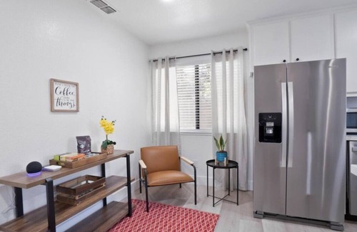 Citrus Heights House | Modern Remodeled Home * King Beds * 70" TV