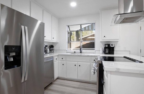Citrus Heights House | Modern Remodeled Home * King Beds * 70" TV