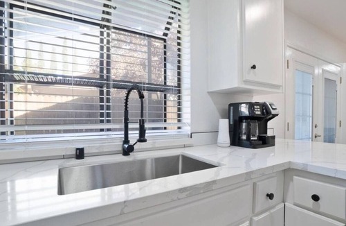 Citrus Heights House | Modern Remodeled Home * King Beds * 70" TV