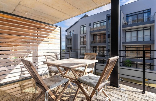 West Beach Apartment | Modern Retreat | 5 Min Walk to Blouberg Beach