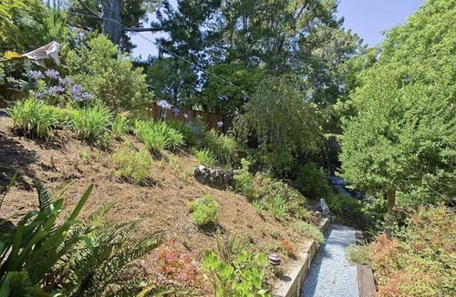 Hillsborough Hills House | Modern San Francisco Bay Area home. Close to museums, beaches & zoo