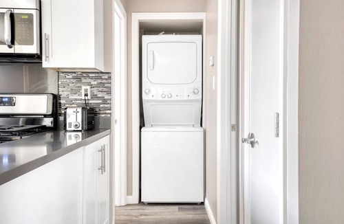 Central San Mateo Apartment | Modern San Mateo 1BR w/Pool & W/D, easy access to 101, by Blueground