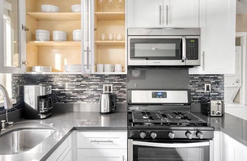 Central San Mateo Apartment | Modern San Mateo 1BR w/Pool & W/D, easy access to 101, by Blueground