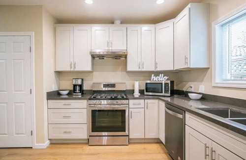Santa Clara House | Modern Santa Clara Escape