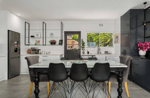 Three Anchor Bay Apartment | Modern Sea Point Apartment | Central | Parking