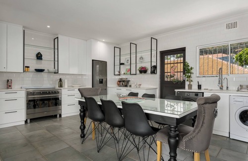 Three Anchor Bay Apartment | Modern Sea Point Apartment | Central | Parking