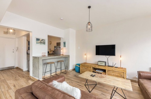 Sea Point Apartment | Modern Space Footsteps from Sea Point Promenade