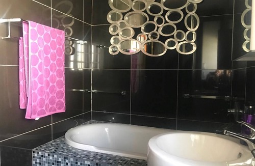 Greater Johannesburg Metropolitan Area House | Modern & Spacious 4 Bed, Home in Heart of Sandton!