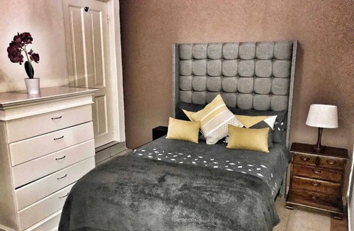 Greater Johannesburg Metropolitan Area House | Modern & Spacious 4 Bed, Home in Heart of Sandton!
