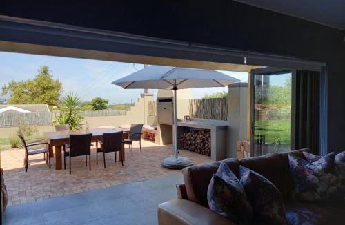 Raithby House | Modern spacious home in heart of Cape Winelands
