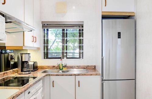 Camps Bay Apartment | Modern studio apartment on the Camps Bay beachfront