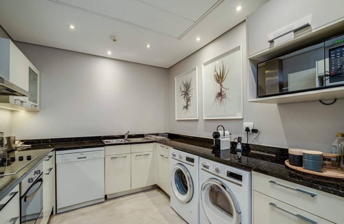 Victoria and Alfred Waterfront Apartment | Modern Waterfront Apartment w Canal Views Gulmarn 201