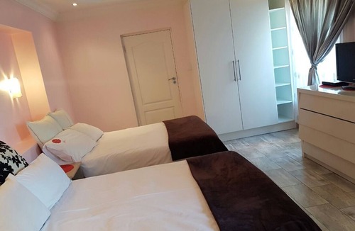 Tshwane House | Modern cozy private room in a secure estate.