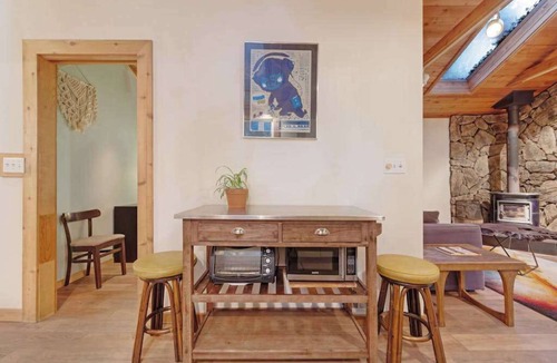 Villa Grande Cabin | Monte Rio 2BR redwood cottage with stone fireplace near river beach