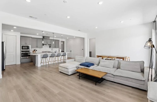 Folsom House | Monthly/Daily Stay: Spacious 4BD for Family & Work. Outdoor backyard & BBQ grill