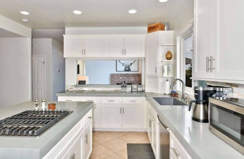 Freestone House | Moore Farmhouse - Hot Tub & Tastings Included