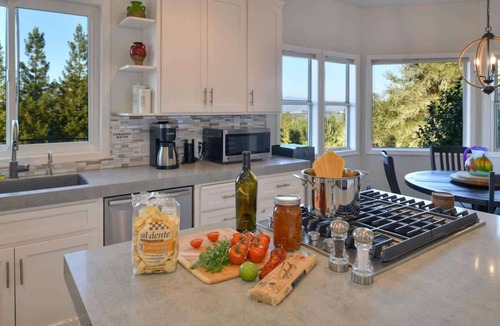Freestone House | Moore Farmhouse - Hot Tub & Tastings Included