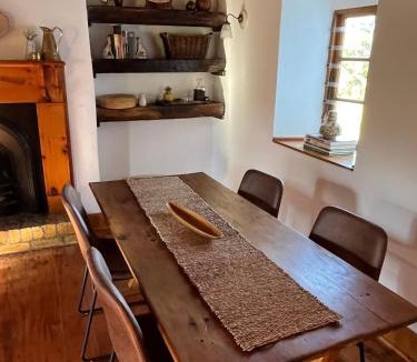Bathurst House | Morley House - Charming 1820 Settlers Cottage