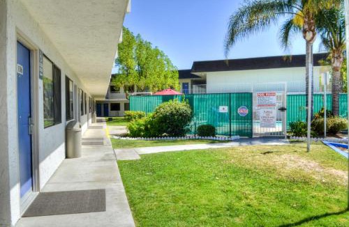 Santa Nella Hotel | Motel 6 - Santa Nella, on i-5