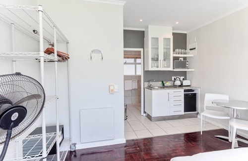 Mouille Point Apartment | Mouille Point Studio Apartment with stunning view