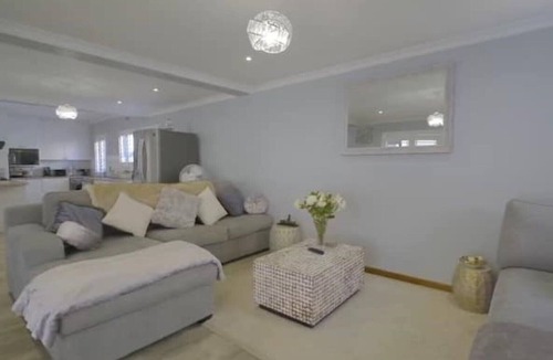 Constantia House | Mount View. Luxury 3 bed villa with pool