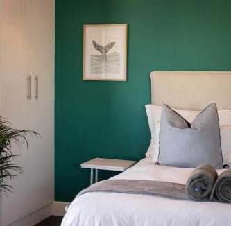 Hermanus City-Centre Apartment | Mountain-View Studio Apartment, Hermanus Waterfront - Apt 6
