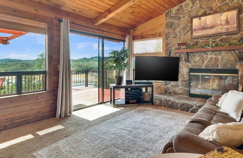 Oak Shores House | Naci Lakeview Retreat by AvantStay