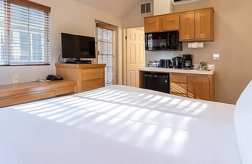 Napa Hotel | Napa Valley Retreat! Outdoor Swimming Pool, Free Parking!