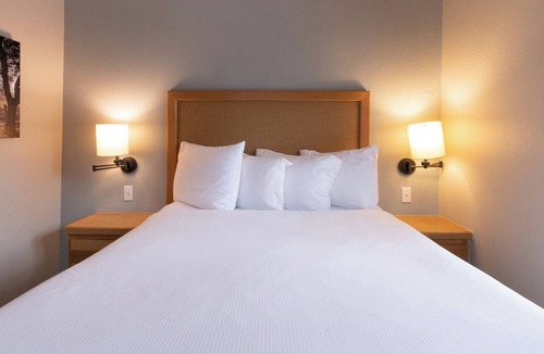 Napa Hotel | Napa Valley Retreat! Outdoor Swimming Pool, Free Parking!