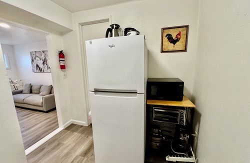 San Leandro House | Natural Light 1 Bedroom In-Law Unit w/Washer/Dryer
