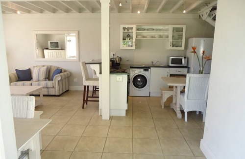 Keurboomstrand Apartment | Nature Lover's Paradise! 100m to the Beach! Swimming Pool.