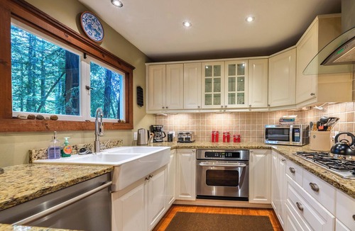Northwood House | Near Guerneville~Fun Cabin! Hot Tub~Golf~Dog-OK~Little Red House