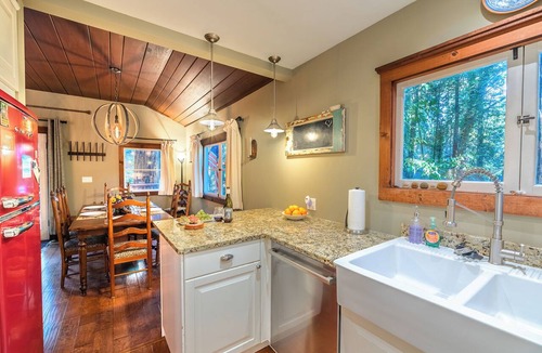 Northwood House | Near Guerneville~Fun Cabin! Hot Tub~Golf~Dog-OK~Little Red House