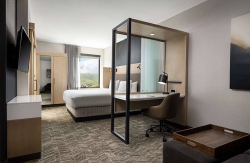 Milpitas Hotel | Near Levi’s Stadium + Free Breakfast. Pool. Bar.
