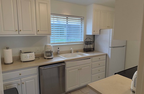 Sharon Heights Condo | Near Stanford, 1 Bedroom, Wi-fi, Free Parking, Pool access, Private Patio